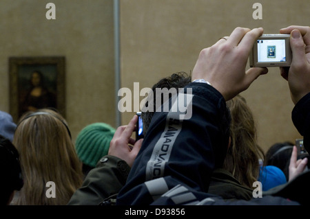 Foule de visiteurs d'admirer et photographier la Joconde au Louvre Banque D'Images