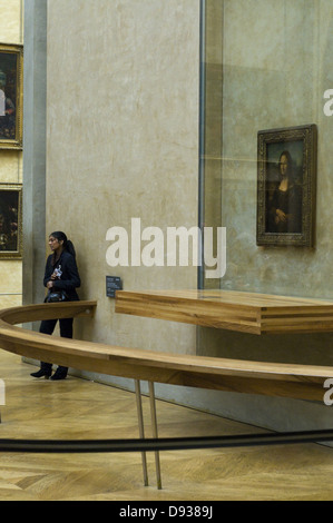 Foule de visiteurs d'admirer et photographier la Joconde au Louvre Banque D'Images