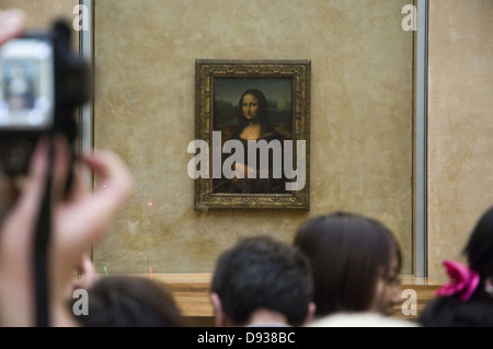 Foule de visiteurs d'admirer et photographier la Joconde au Louvre Banque D'Images