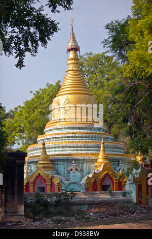 Un stupa bouddhiste ou détenteur de la relique - AMARAPURA, MYANMAR Banque D'Images