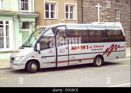 L'Menyn Mercedes mini-coach dans le Nord du Pays de Galles UK UE Banque D'Images