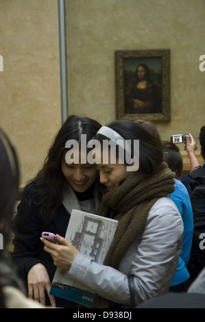 Foule de visiteurs d'admirer et photographier la Joconde au Louvre Banque D'Images