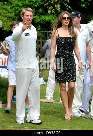 Elizabeth Hurley et Shane Warne au 'Cricket pour le coin des enfants - pour célébrer le début de la série 2013 Cendres, un organisme de bienfaisance match Shane Warne's Australie XI vs Michael Vaughan l'Angleterre XI,pour recueillir de l'argent pour Hop, Skip & Jump Foundation, Cirencester, Gloucestershire - 9 juin 2013 Banque D'Images