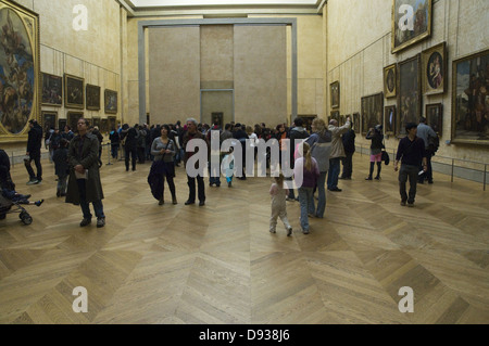 Foule de visiteurs d'admirer et photographier la Joconde au Louvre Banque D'Images