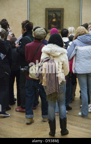 Foule de visiteurs d'admirer et photographier la Joconde au Louvre Banque D'Images