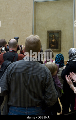 Foule de visiteurs d'admirer et photographier la Joconde au Louvre Banque D'Images