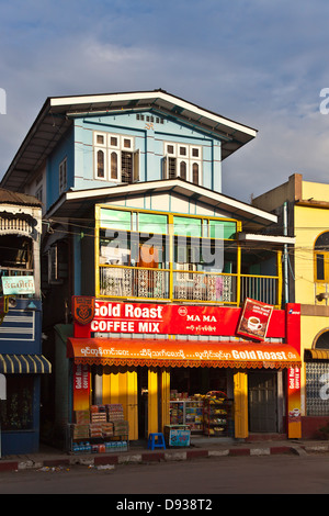 Épicerie sur la rue principale de la ville vallonnée de pyin u lwin (MAYMYO - connu sous le nom de Myanmar Banque D'Images