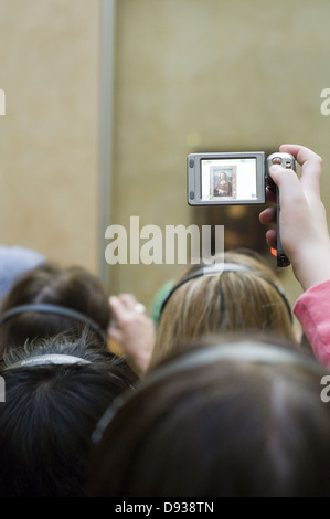 Foule de visiteurs d'admirer et photographier la Joconde au Louvre Banque D'Images