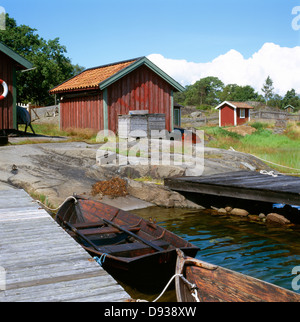 Les bateaux et les hangars à bateaux dans l'archipel de Stockholm, Suède. Banque D'Images