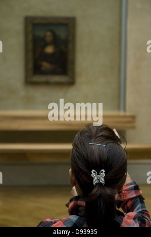 Foule de visiteurs d'admirer et photographier la Joconde au Louvre Banque D'Images