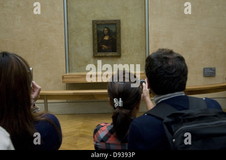 Foule de visiteurs d'admirer et photographier la Joconde au Louvre Banque D'Images