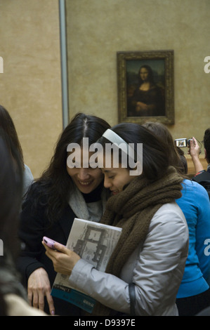 Foule de visiteurs d'admirer et photographier la Joconde au Louvre Banque D'Images