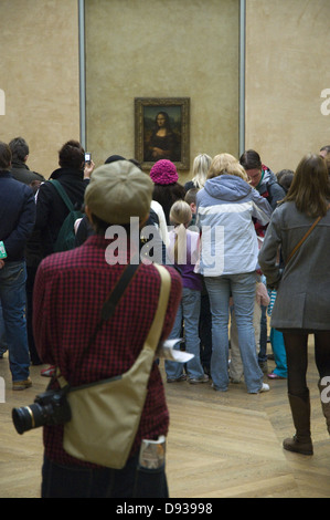 Foule de visiteurs d'admirer et photographier la Joconde au Louvre Banque D'Images