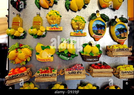 Aimant frigo souvenirs en vente dans une boutique touristique à Sorrente Banque D'Images