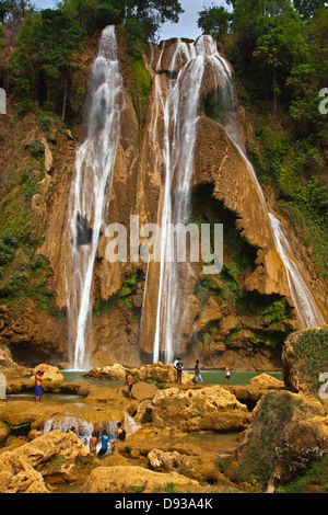 Baignade à ANISAKAN birmane tombe près de pyin u lwin (MAYMYO - également connu sous le nom de Myanmar Banque D'Images