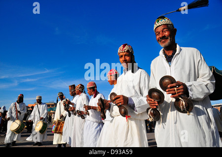 Danseurs Gnawa sur place Djemaa El Fna, Marrakech, Maroc, Afrique du Nord. Banque D'Images