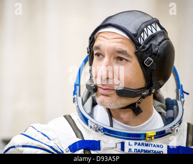 Équipage Expédition 36 Agence spatiale européenne Luca Parmitano ingénieur de vol est aidé dans sa combinaison Sokol russe comme elle et collègues membres, commandant de Soyouz Fyodor Yurchikhin et ingénieur de vol de l'Agence spatiale européenne Luca Parmitano se préparent pour leur lancement Soyouz à la Station spatiale internationale le 28 mai 2013 à Baïkonour, au Kazakhstan. Lancement de la fusée Soyouz enverra Nyberg, Yurchikhin et Parmitano sur une période de cinq mois et demi de mission à bord de la Station spatiale internationale. Banque D'Images