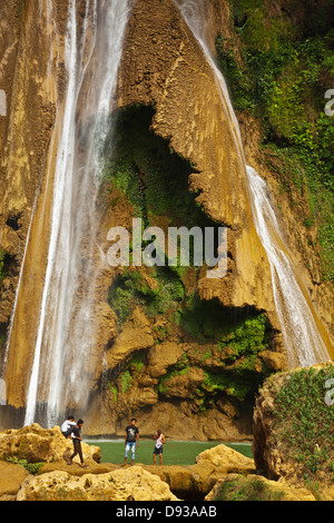 Baignade à ANISAKAN birmane tombe près de pyin u lwin (MAYMYO - également connu sous le nom de Myanmar Banque D'Images