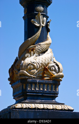 Détail de poisson mythique sur une lampe Victorienne par Bournemouth standard Corporation, 1893, le port de Poole, Dorset, Angleterre Banque D'Images