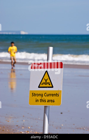 Signe de plage de forts courants d'avertissement, Bournemouth, Dorset, Angleterre Banque D'Images