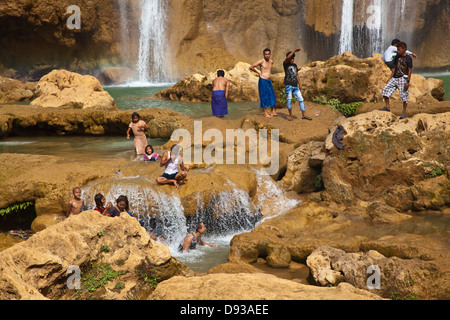 Baignade à ANISAKAN birmane tombe près de pyin u lwin (MAYMYO - également connu sous le nom de Myanmar Banque D'Images