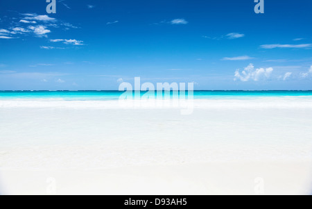 Seascape magnifique, propre plage de sable blanc, ciel bleu, mer turquoise, Pacifique tropical resort de luxe, lune de miel romantique Banque D'Images