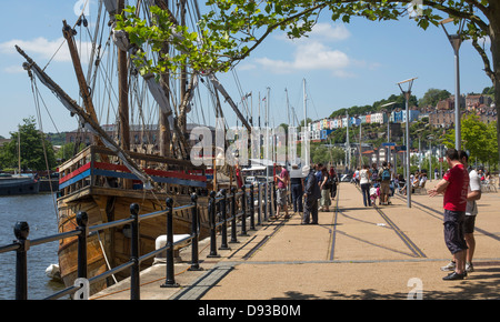 Bristol Avon piétons près de la place du millénaire plateau bateau clipper Banque D'Images