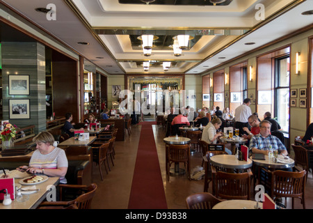 Les clients dans le café Slavia à Prague, République Tchèque Banque D'Images
