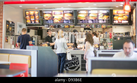 À l'intérieur de Burger King, restauration rapide de la commune d'ordure Banque D'Images