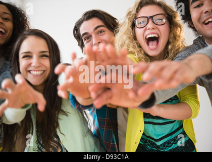 Les amis d'atteindre ensemble Banque D'Images