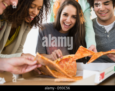 Avoir des amis ensemble pizza Banque D'Images