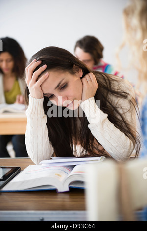 Student reading in class Banque D'Images