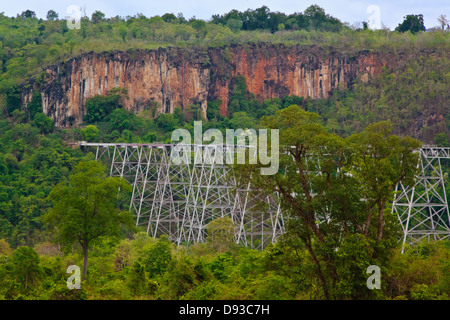 L'GOKTEIK VIADUCT est un pont de chemin de fer qui enjambe la gorge GOKTEIK au nord de pyin u lwin, sur la route de Hsipaw - Myanmar Banque D'Images