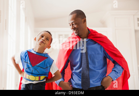 Père et fils jouer super héros Banque D'Images