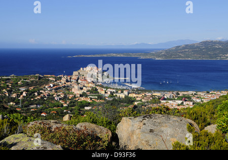 Voir à partir de la chapelle de Notre Dame de la Serra de highland et le cimetière, Balagne, Haute-Corse, Corse, France Banque D'Images