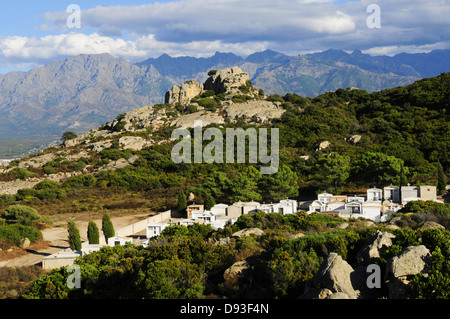 Voir à partir de la chapelle de Notre Dame de la Serra de highland et le cimetière, Balagne, Haute-Corse, Corse, France Banque D'Images