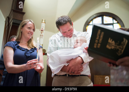 Les parents ayant la race blanche bébé baptisé à l'église Banque D'Images