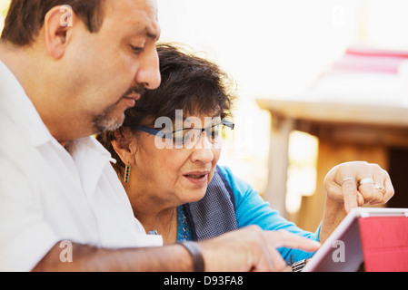 Hispanic mother and son reading together Banque D'Images