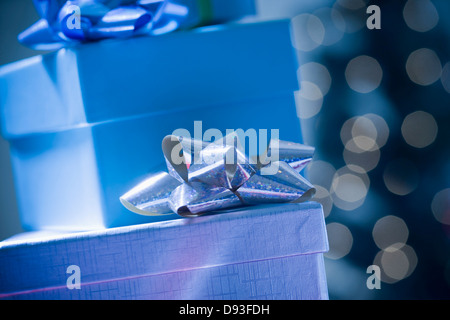 Des piles de wrapped Christmas gifts Banque D'Images