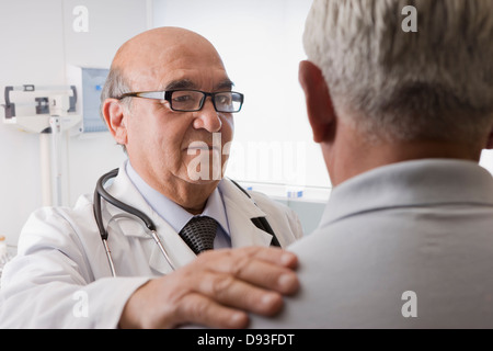 Hispanic doctor talking with patient Banque D'Images