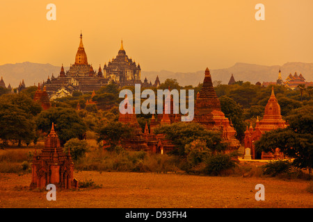 Vue de l'OAKKYAUNGGYI TEMPLE d'Ananda et THATBYINNYU temples et les plaines de Bagan - Myanmar Banque D'Images