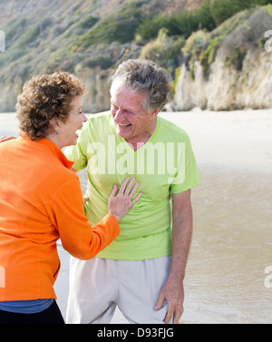 Caucasian couple walking on beach Banque D'Images