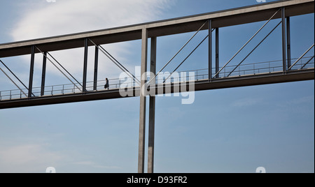 Femme marche sur skybridge, Berlin, Allemagne Banque D'Images