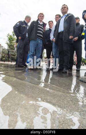 Le ministre allemand de l'intérieur Hans-Peter Friedrich (CSU, R) est à côté d'une rue inondée dans le district Fischerdorf à Deggendorf, Allemagne, 10 juin 2013. Friedrich a visité les opérations de nettoyage dans la région d'inondation. Photo : Armin Weigel Banque D'Images