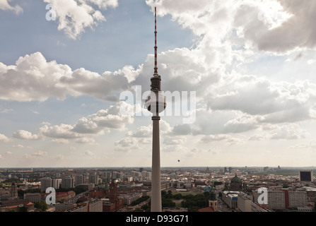 Monument situé donnant sur cityscape, Berlin, Allemagne Banque D'Images