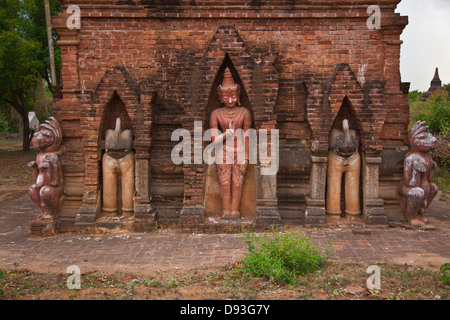Le KAHTIKEPAN DROIT rarement visité temple complexe offrent des sculptures dans nitches extérieur - BAGAN, MYANMAR Banque D'Images