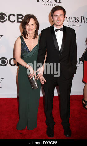 New York, New York, USA. 9 juin, 2013. L'actrice Sally Field et son fils SAM GREISMAN assister à la 61e Tony Awards Red Carpet eu lieu au Radio City Music Hall. (Crédit : Crédit : Image/ZUMAPRESS.com/Alamy Kaszerman Nancy Live News) Banque D'Images