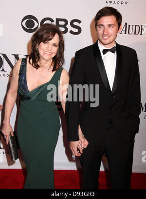 New York, New York, USA. 9 juin, 2013. L'actrice Sally Field et son fils SAM GREISMAN assister à la 61e Tony Awards Red Carpet eu lieu au Radio City Music Hall. (Crédit : Crédit : Image/ZUMAPRESS.com/Alamy Kaszerman Nancy Live News) Banque D'Images