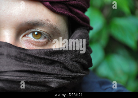 Un portrait d'un jeune homme portant un Moyen-Orient Communiqué de modèle keffieh disponible Banque D'Images