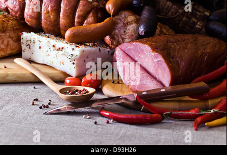 La viande fumée , saucisses et poivron rouge sur un tissu en lin Banque D'Images